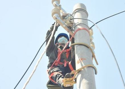 遂平縣供電公司使用鋁合金緊線器等工具改造轄區(qū)舊變壓器和線路