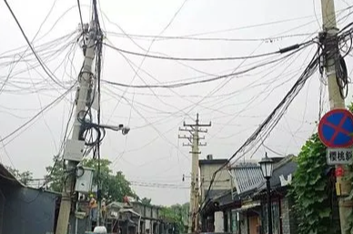 石家莊電網(wǎng)人員利用鋁合金卡線器等工具開展架空線入地工程