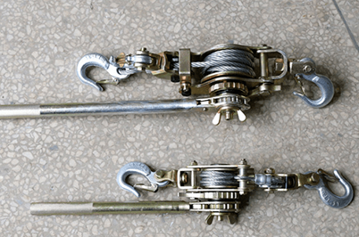 包頭電網(wǎng)利用鋁合金緊線器對(duì)電桿進(jìn)行校正作業(yè)