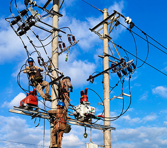 鋁合金緊線器等工具助力電網(wǎng)工人吊裝新變壓器